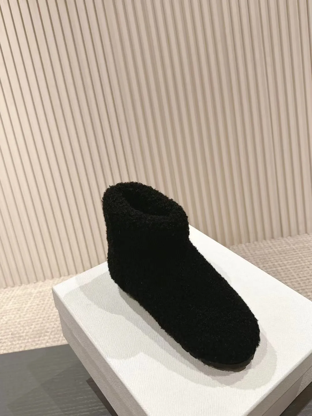 👟👟Ex-factory price 560👟👟 Prada*Prada 2024ss new autumn and winter straight snow boots wool short boots. The fashionable and elegant design presents a classic silhouette. No matter what the situation is, the home court belongs only to you!  Fabric: Customized wool Lining: Customized wool Hardware: Original hardware 1:1 molding Outsole: Original molded raw rubber outsole Code number: 35-40 (customized 40 pieces are not returnable)